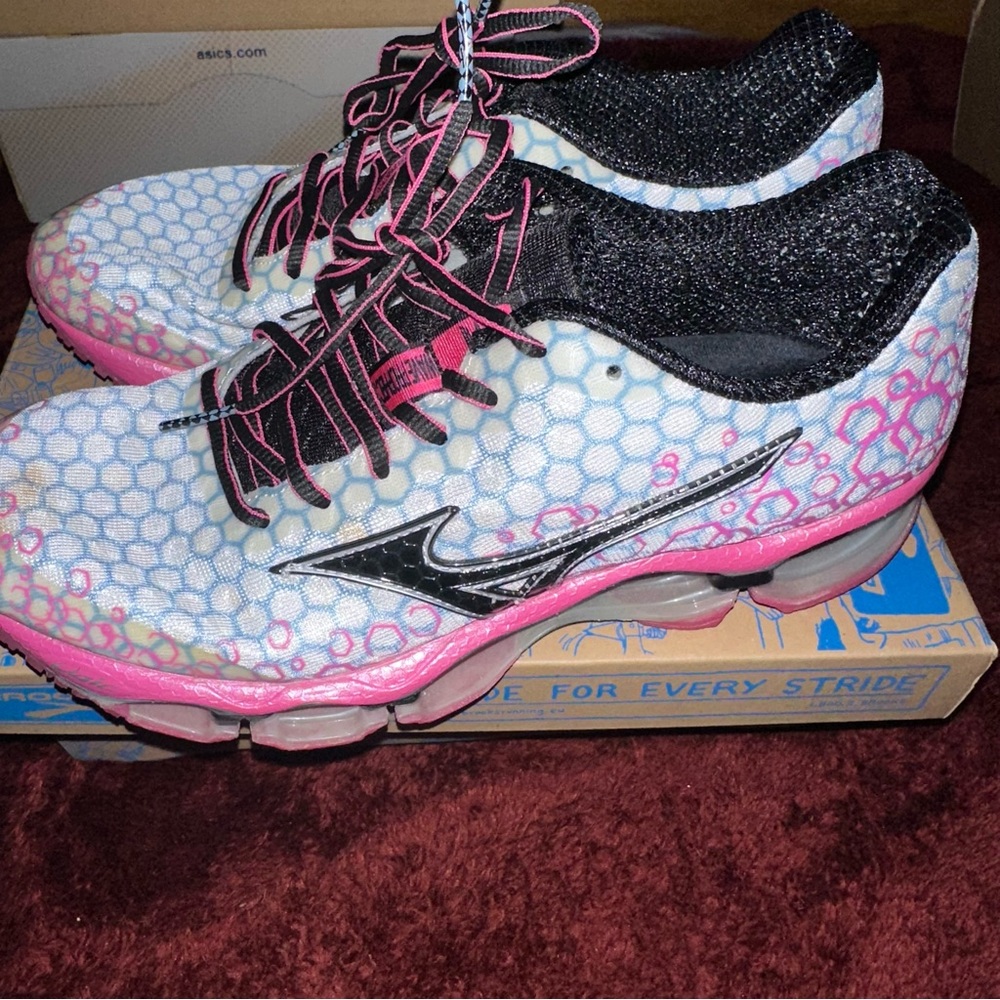 Mizuno Women's Pink and Black Running Shoes